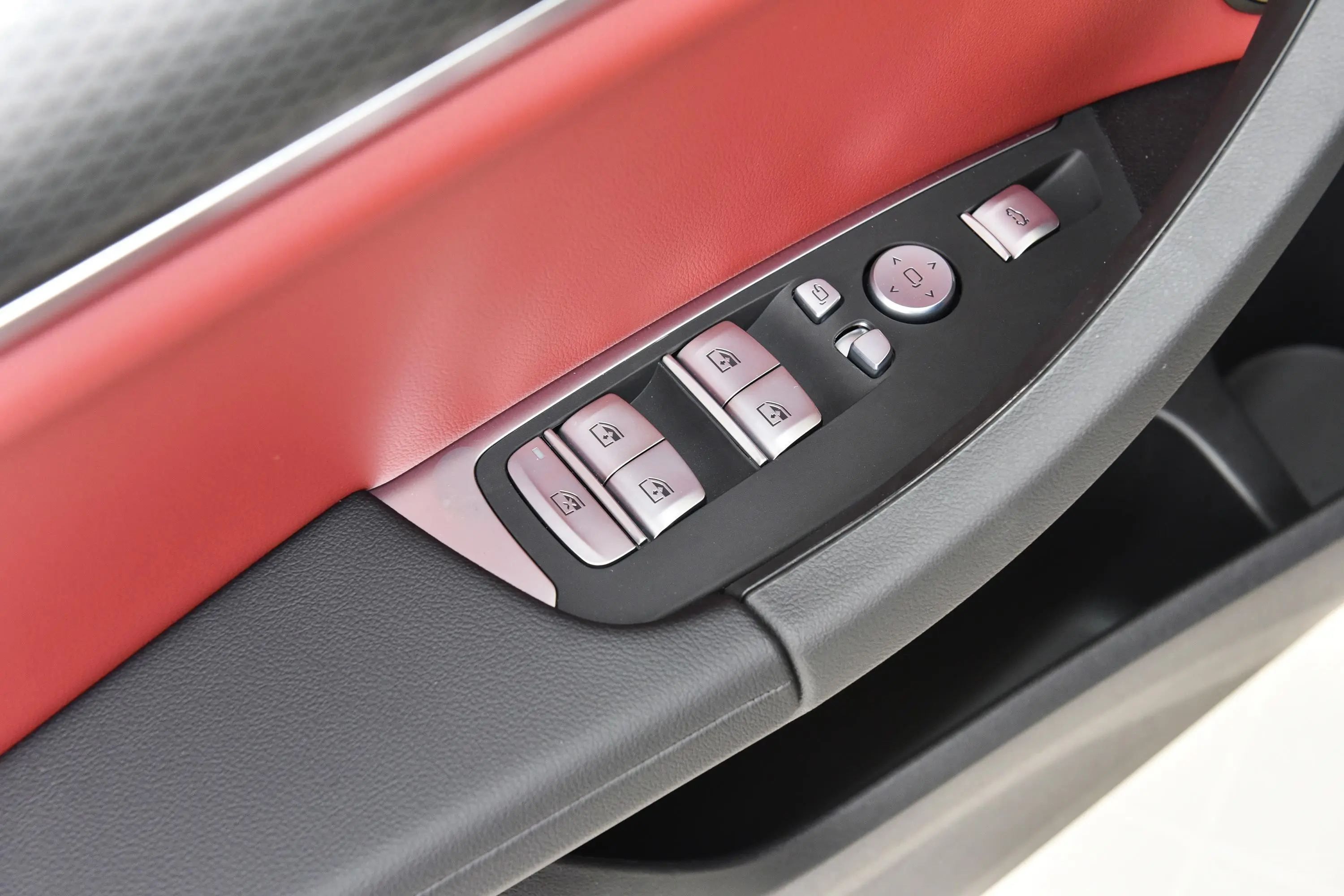 宝马X4改款 xDrive30i M运动曜夜套装车窗调节整体