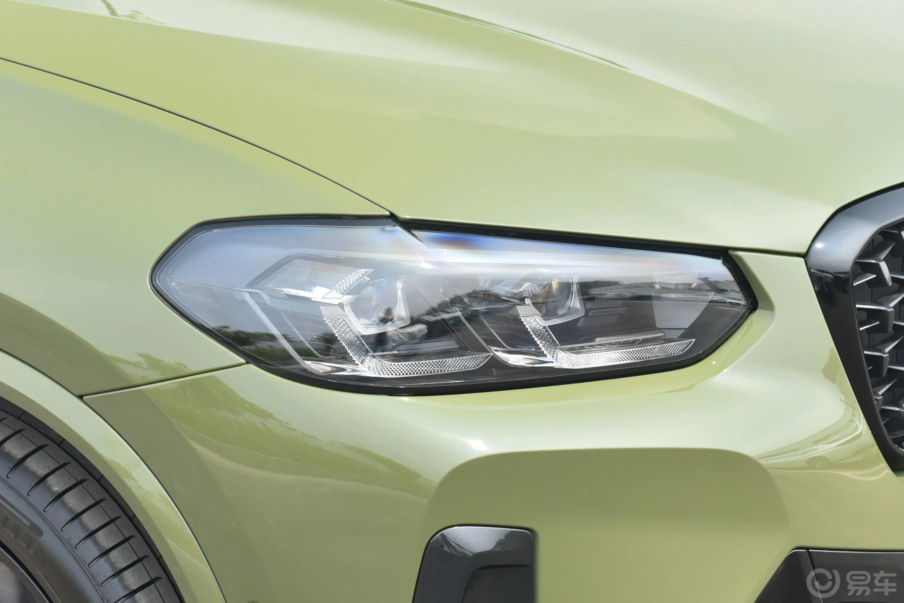 宝马X4改款 xDrive30i M运动曜夜套装大灯侧45度俯拍