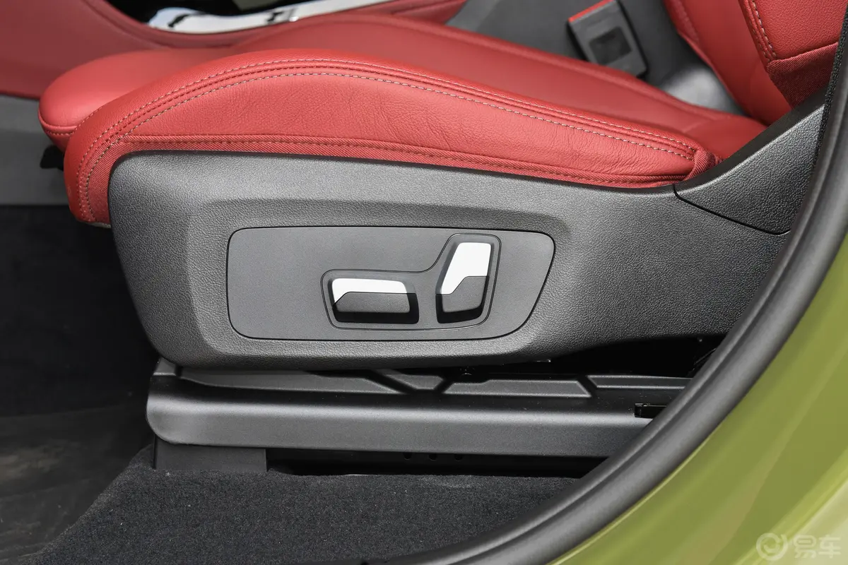 宝马X4改款 xDrive30i M运动曜夜套装主驾座椅调节