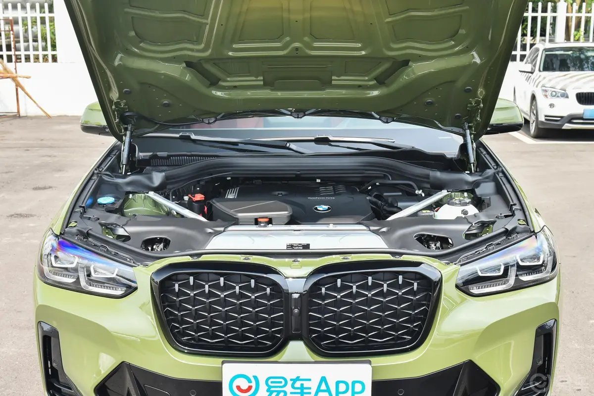 宝马X4改款 xDrive30i M运动曜夜套装发动机舱整体