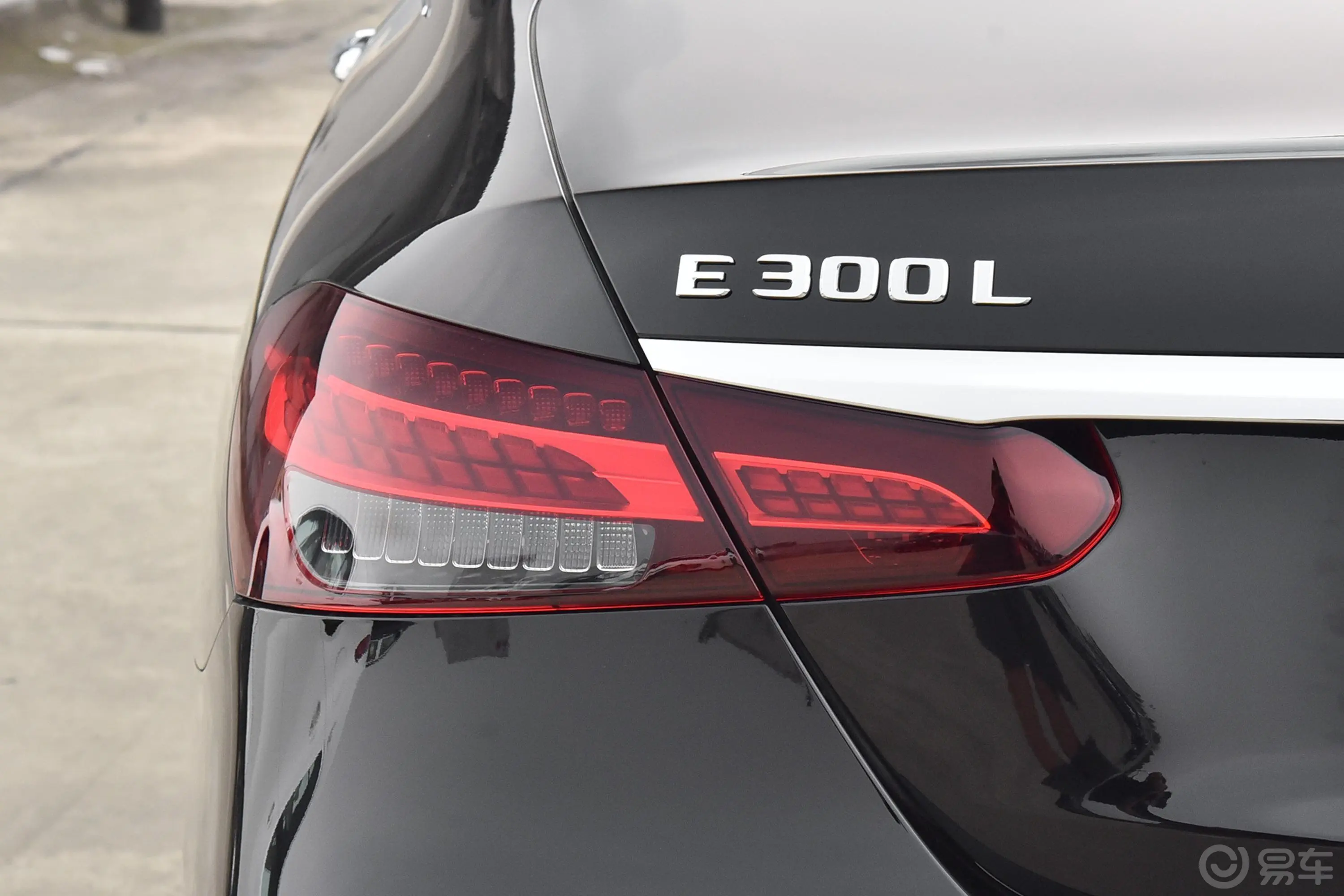 奔驰E级改款三 E 300 L 运动豪华型外观