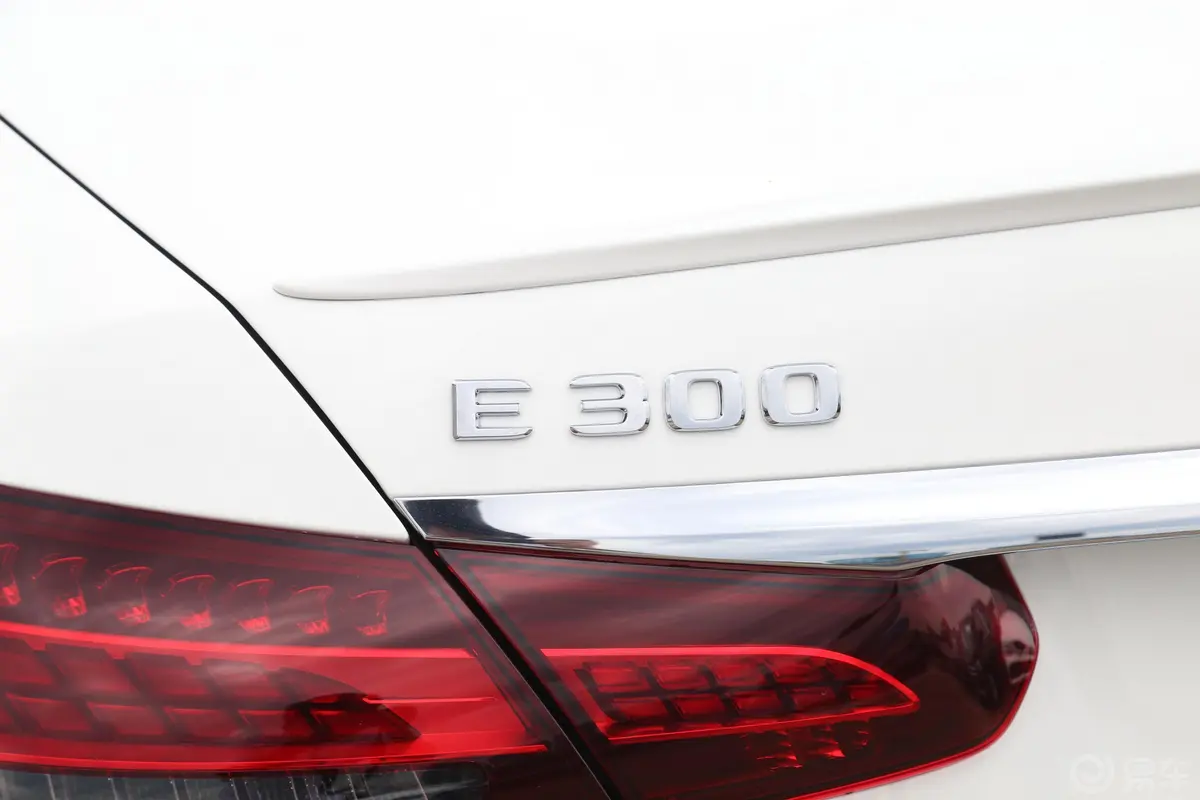 奔驰E级(进口)E 300 时尚型运动版外观