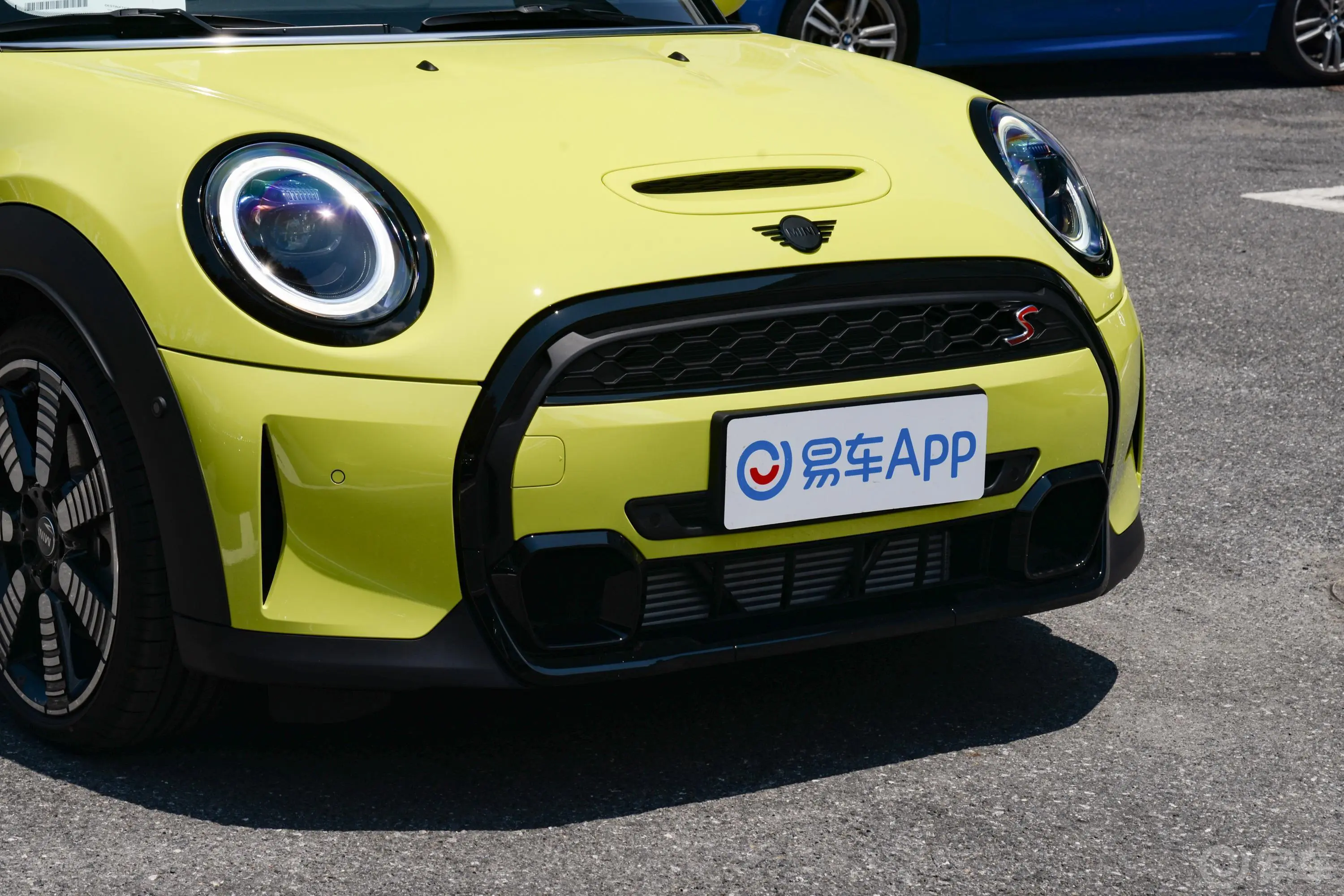 MINI CABRIO2.0T COOPER S CABRIO 艺术家前格栅侧俯拍