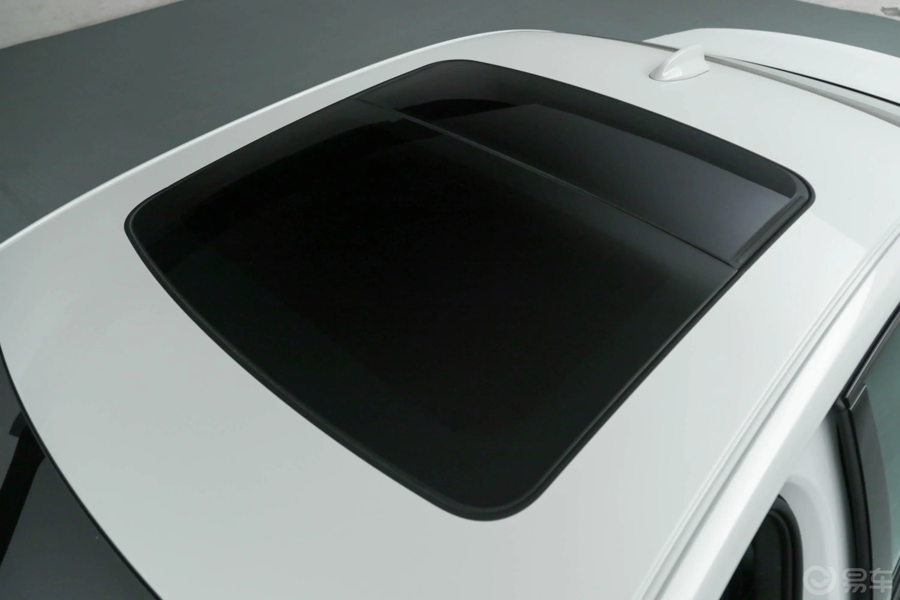 沃尔沃S60 RECHARGE改款 T8 四驱智雅运动版天窗