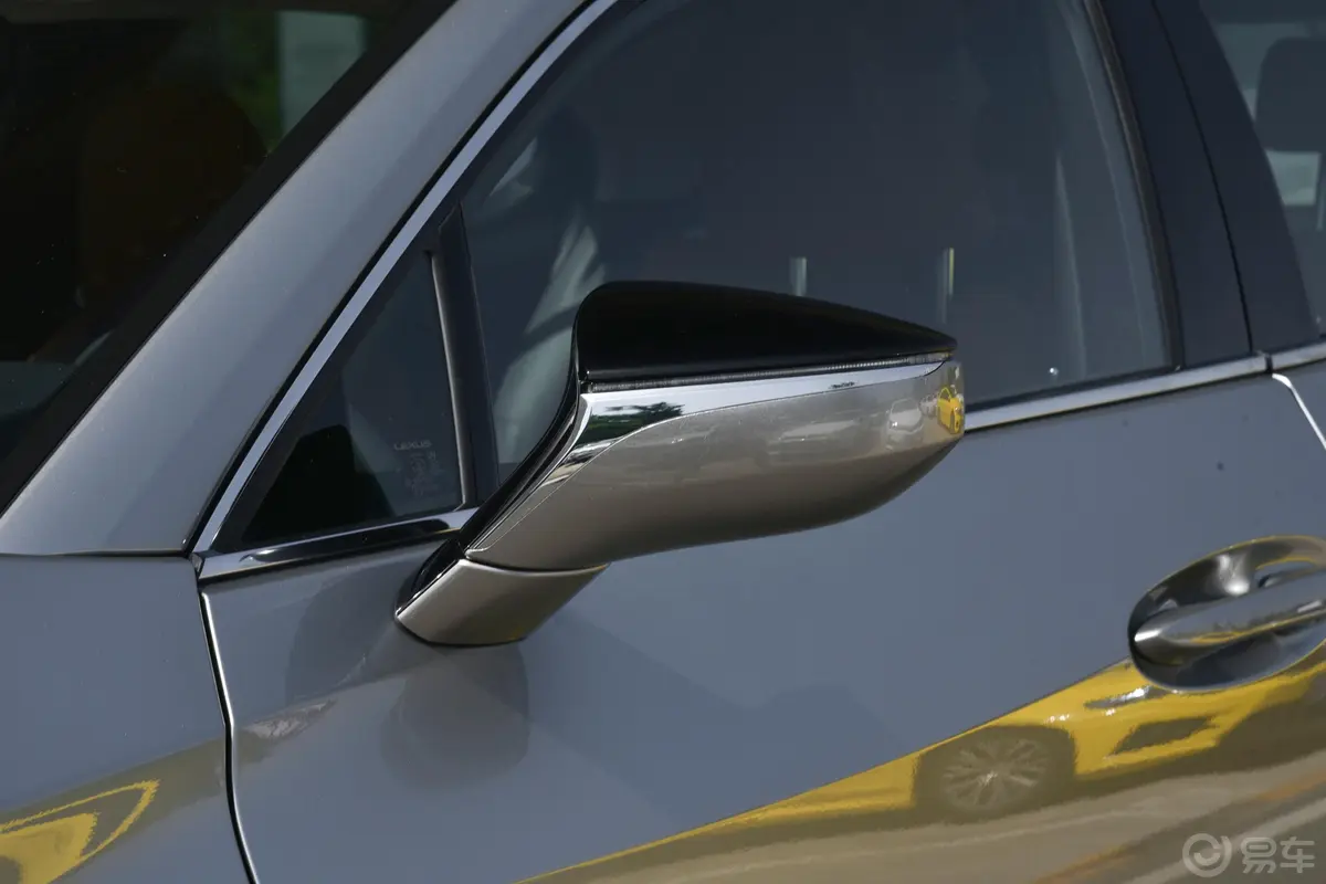 雷克萨斯UX改款 260h 探·享版主驾驶后视镜背面