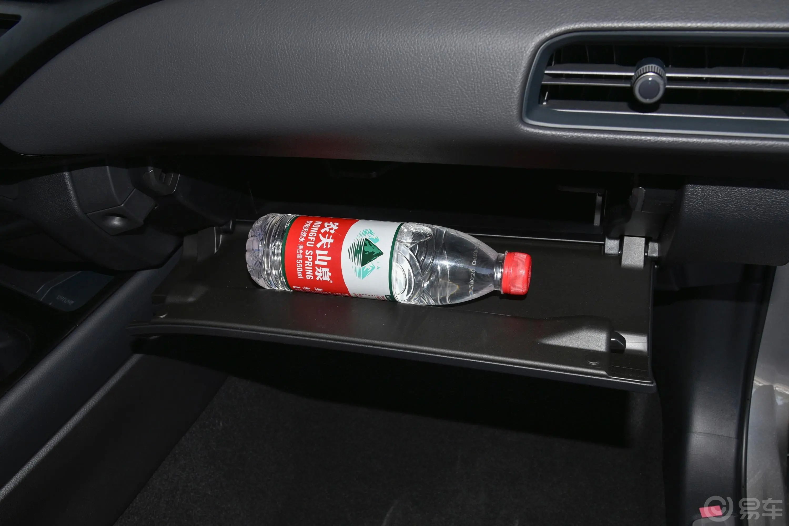 雷克萨斯UX改款 260h 探·享版手套箱空间水瓶横置
