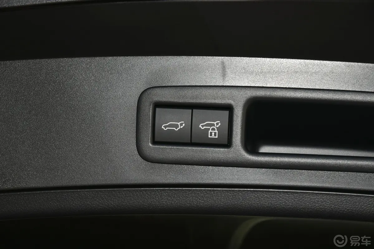 雷克萨斯UX改款 260h 探·享版电动尾门按键（手动扶手）