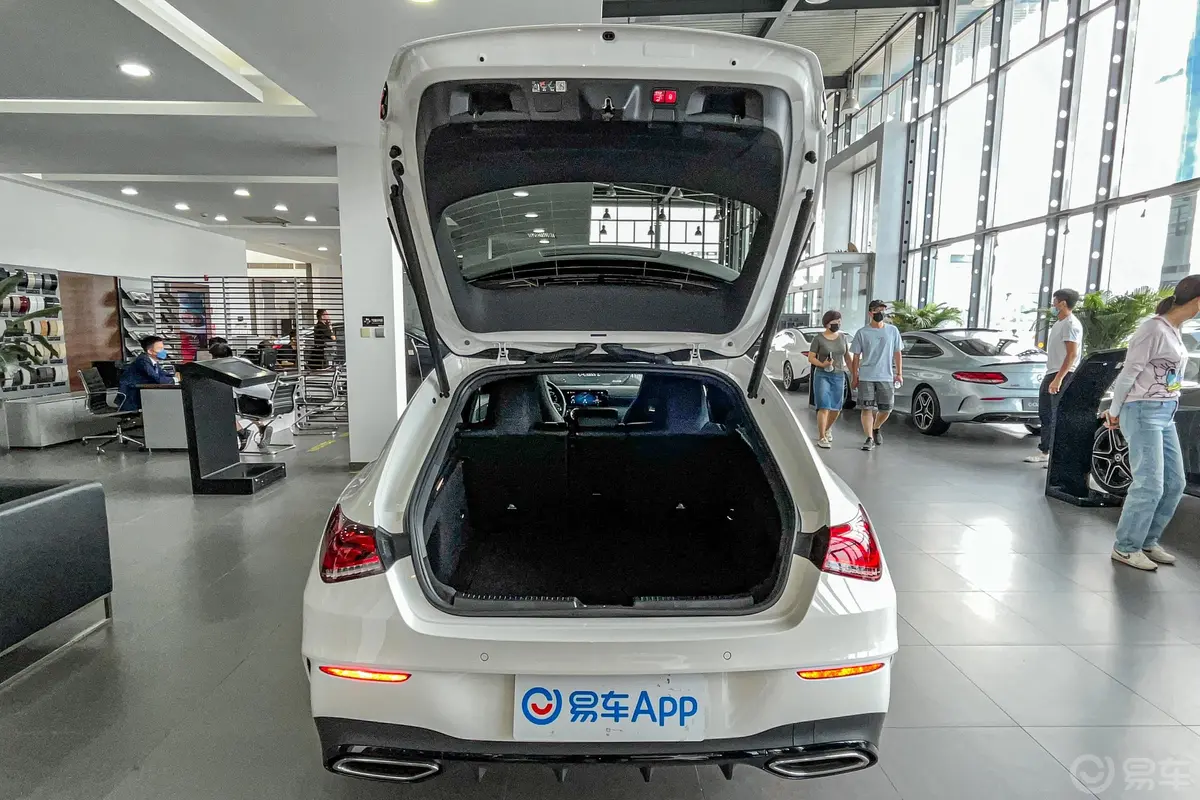 奔驰CLA级改款 CLA 260 4MATIC 五门猎跑车空间