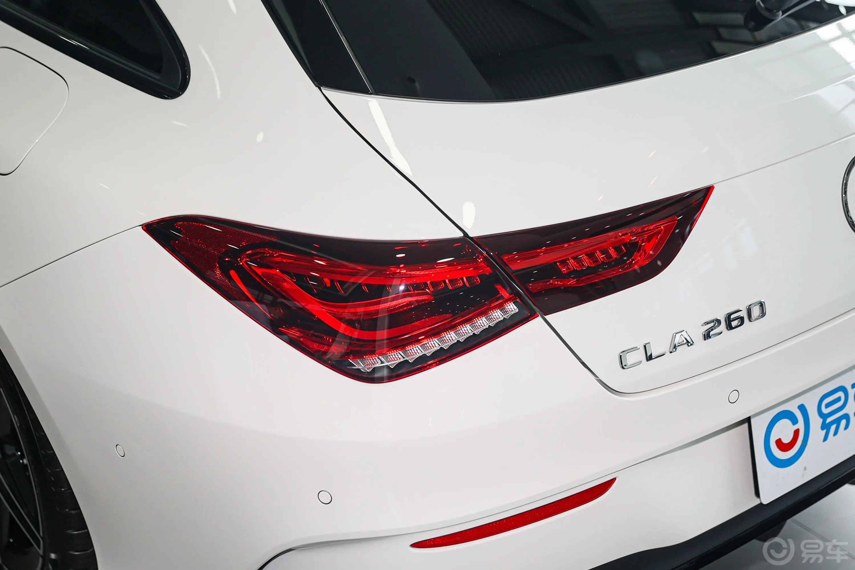 奔驰CLA级改款 CLA 260 4MATIC 五门猎跑车尾灯侧45度俯拍