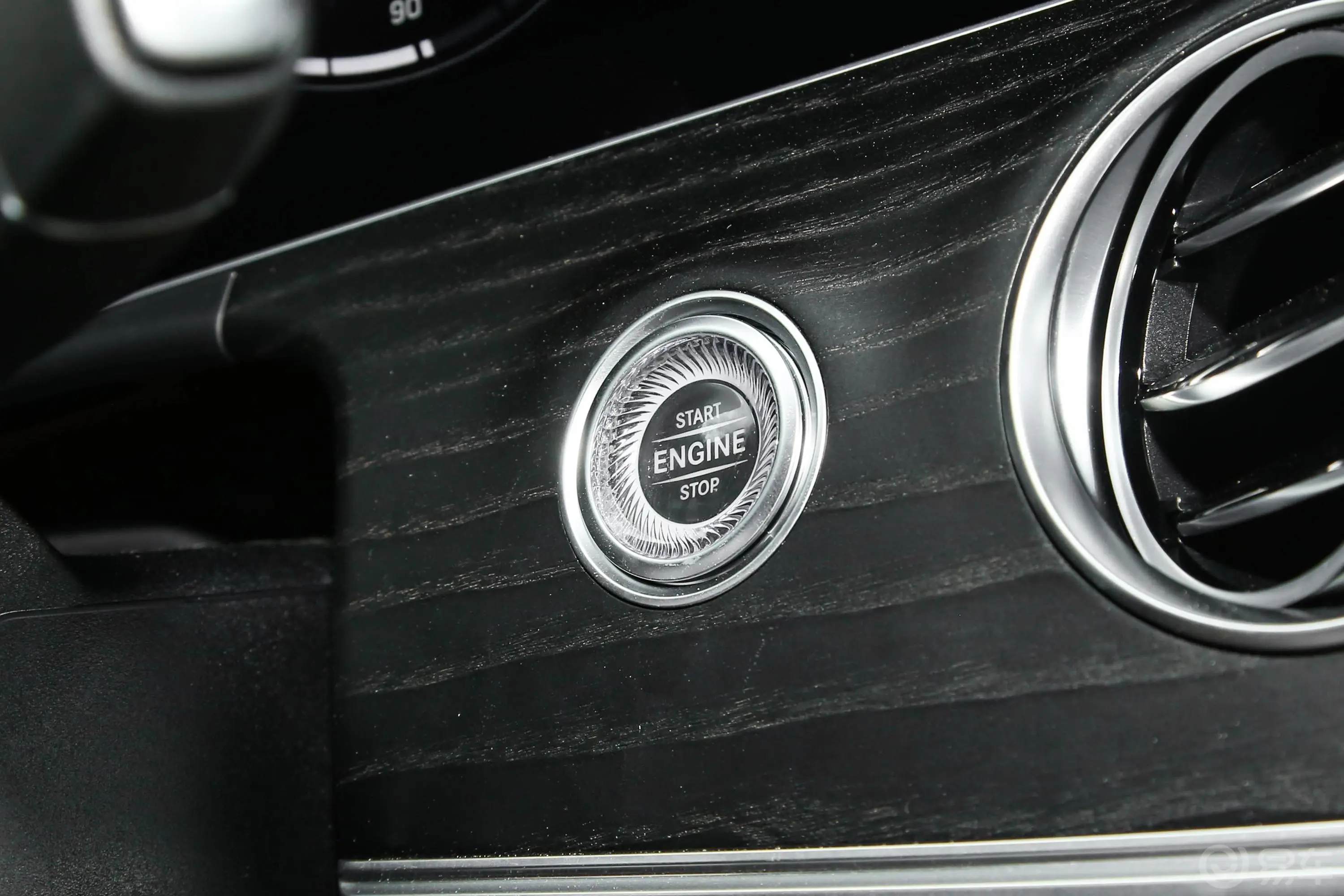 奔驰E级改款三 E 300 L 运动时尚型钥匙孔或一键启动按键