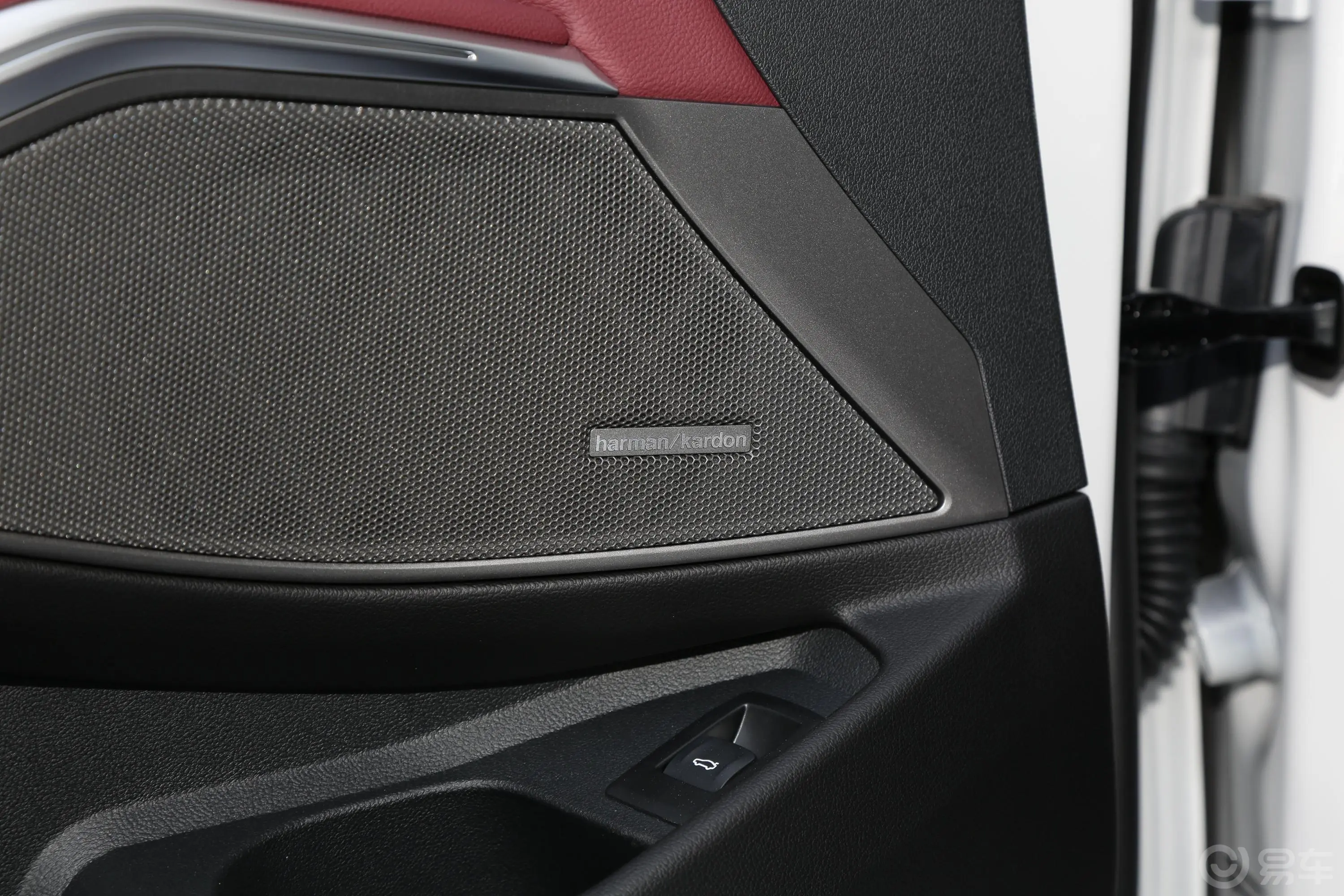 宝马3系改款 330Li xDrive M运动曜夜套装音响和品牌