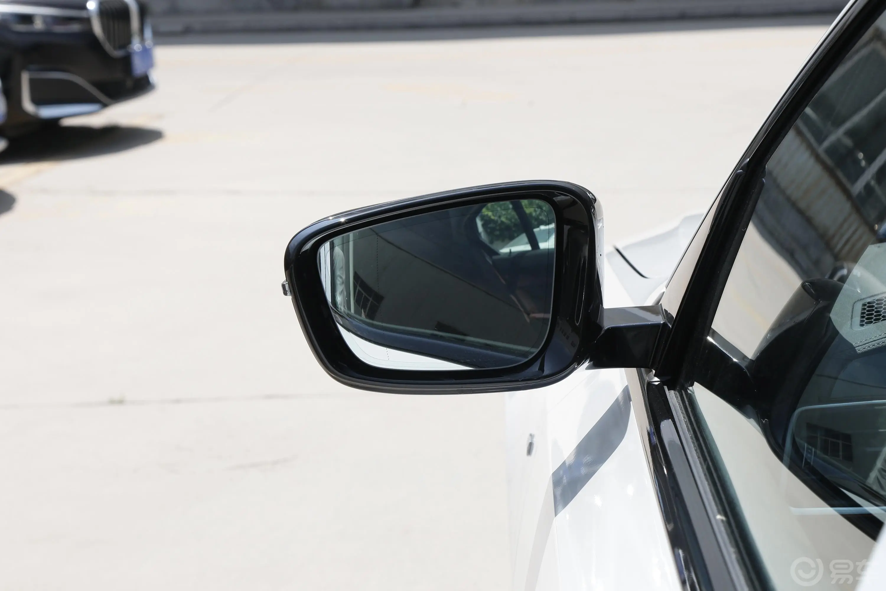 宝马3系改款 330Li xDrive M运动曜夜套装后视镜镜面