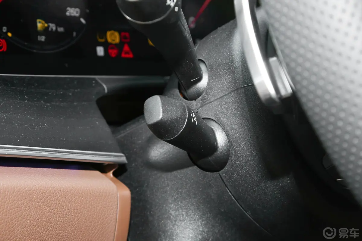 奔驰E级改款三 E 300 L 运动时尚型方向盘调节