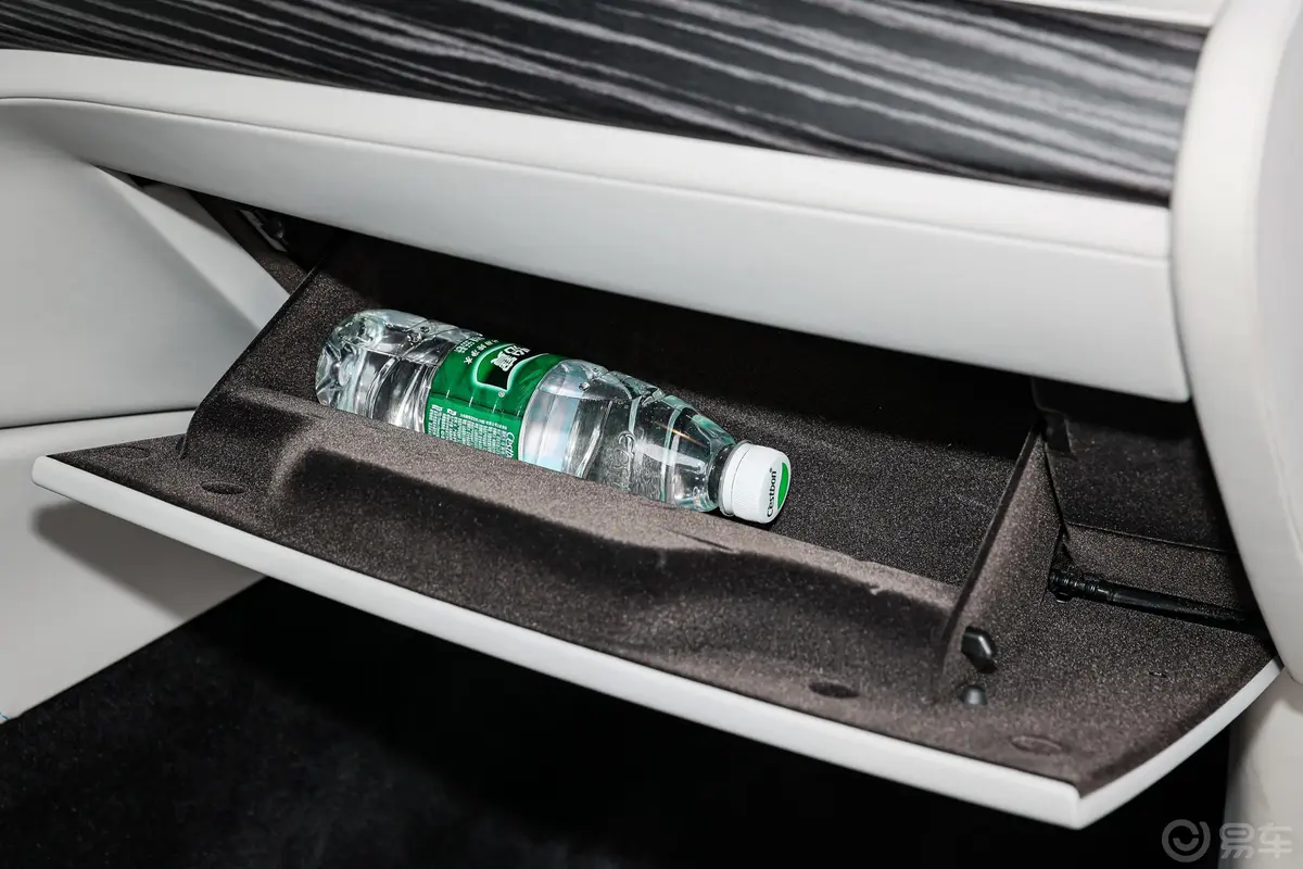 古思特6.7T 长轴距版手套箱空间水瓶横置