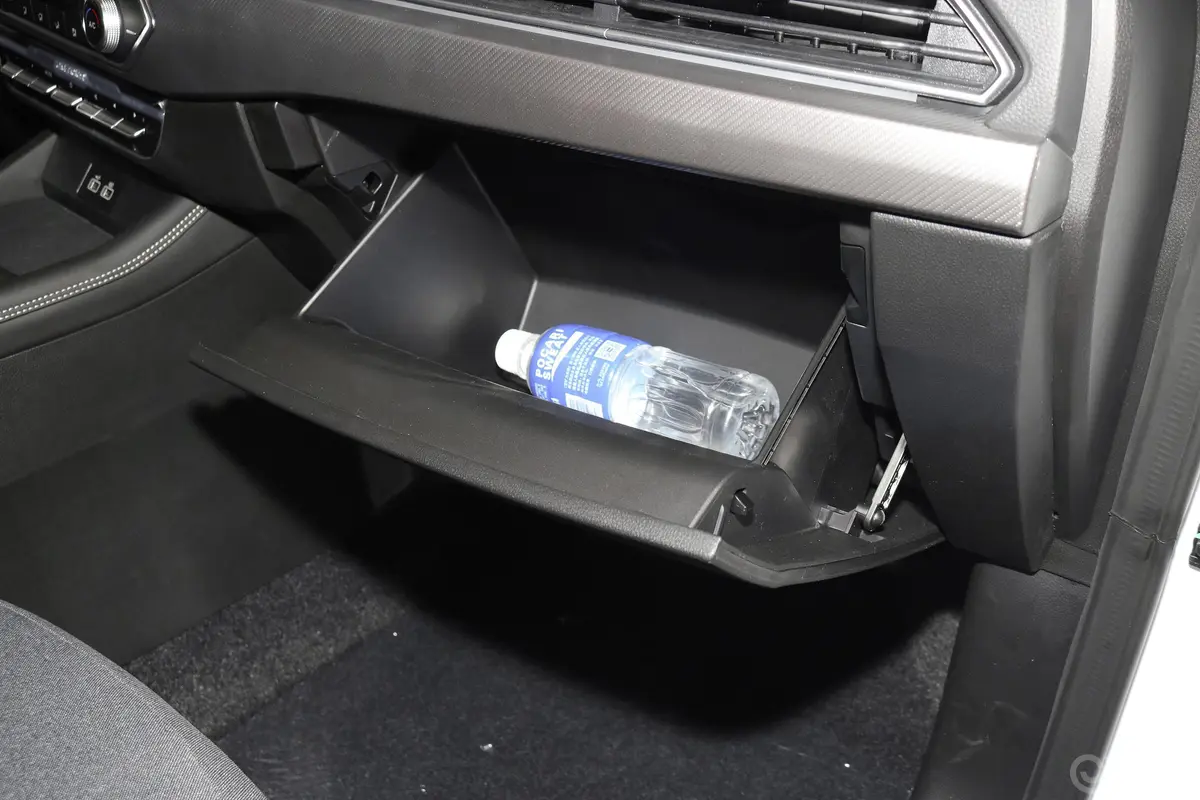 捷途X70S1.5T 手动芳华版 7座手套箱空间水瓶横置