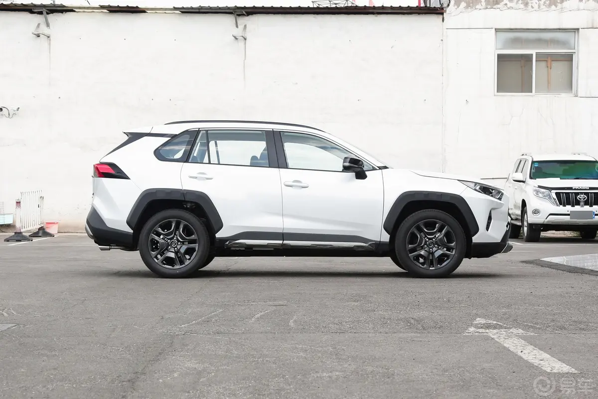 RAV4荣放2.0L CVT四驱尊贵版正侧车头向右水平