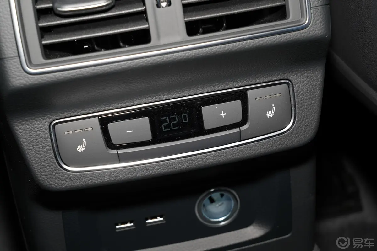 奥迪Q5L改款 45 TFSI 豪华致雅型后排空调控制键