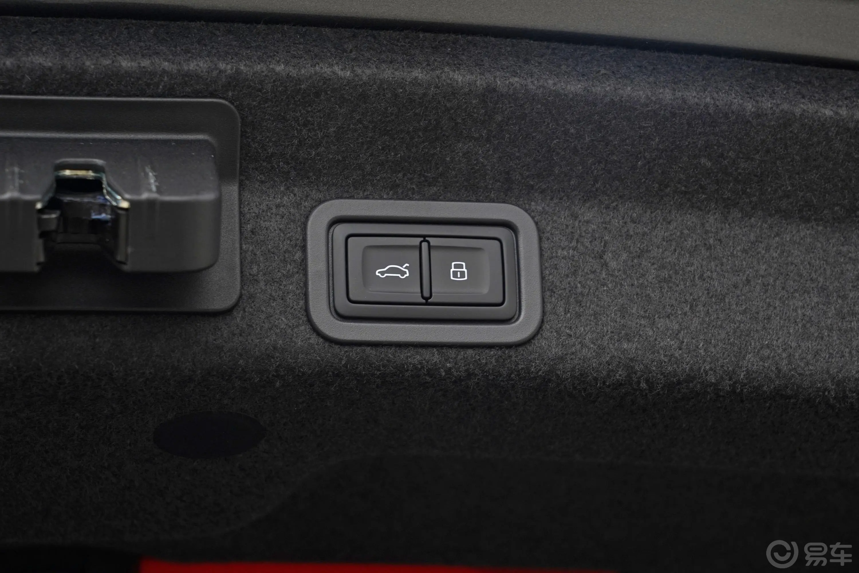 奥迪A6L45 TFSI quattro 尊享致雅型电动尾门按键（手动扶手）