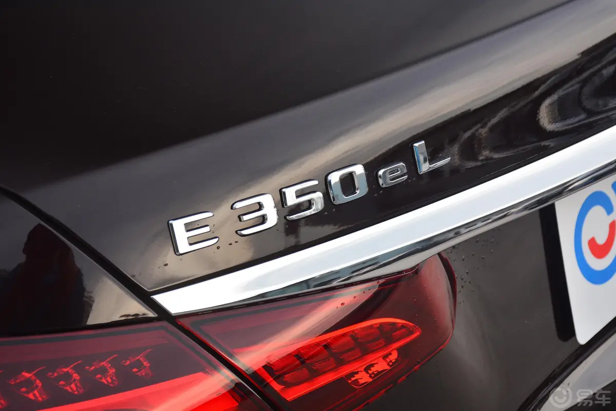 奔驰E级 插电混动改款三 E 350 e L 插电式混合动力轿车外观