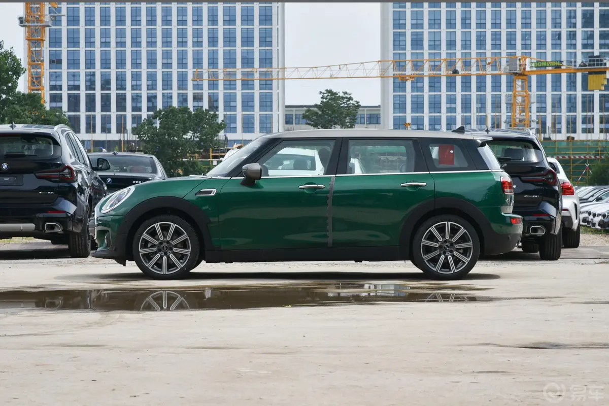 MINI CLUBMAN2.0T COOPER S 鉴赏家正侧车头向左水平