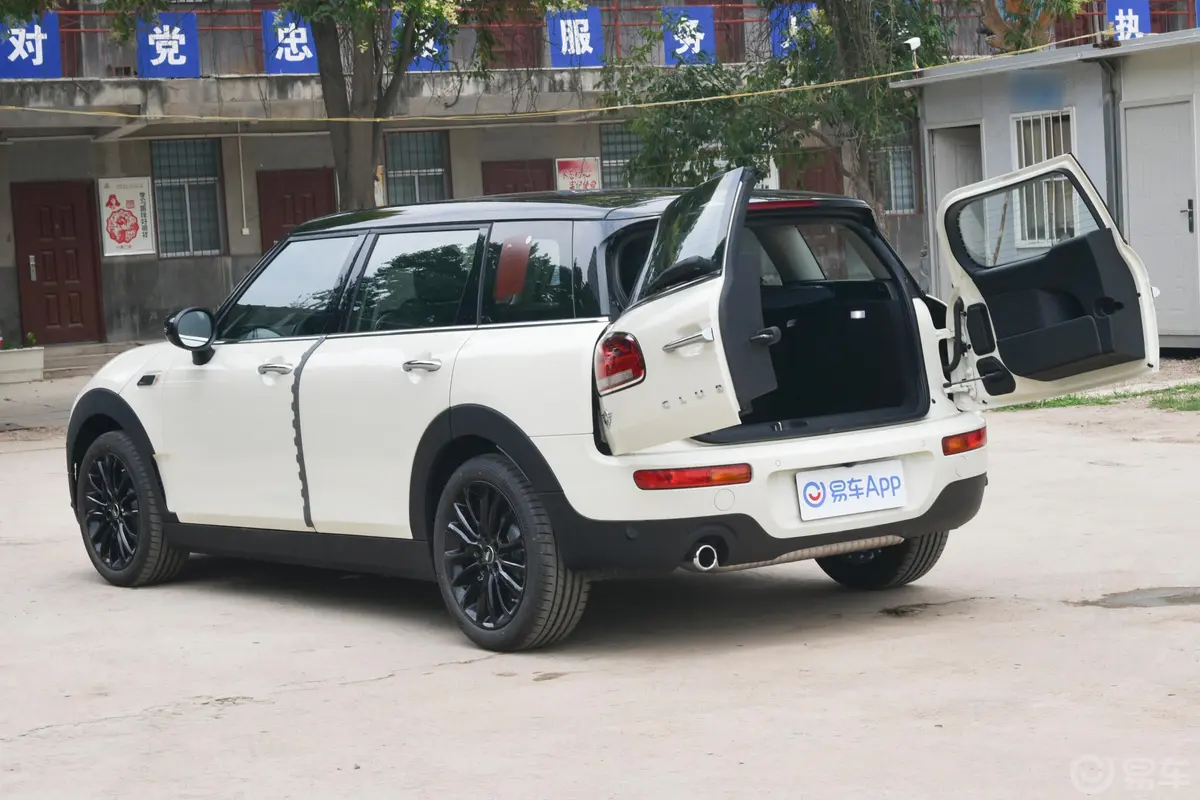 MINI CLUBMAN1.5T COOPER 经典派后备厢开启45度侧拍