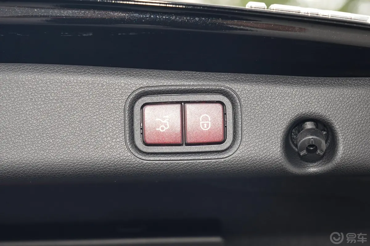 奔驰E级改款三 E 300 L 豪华型电动尾门按键（手动扶手）