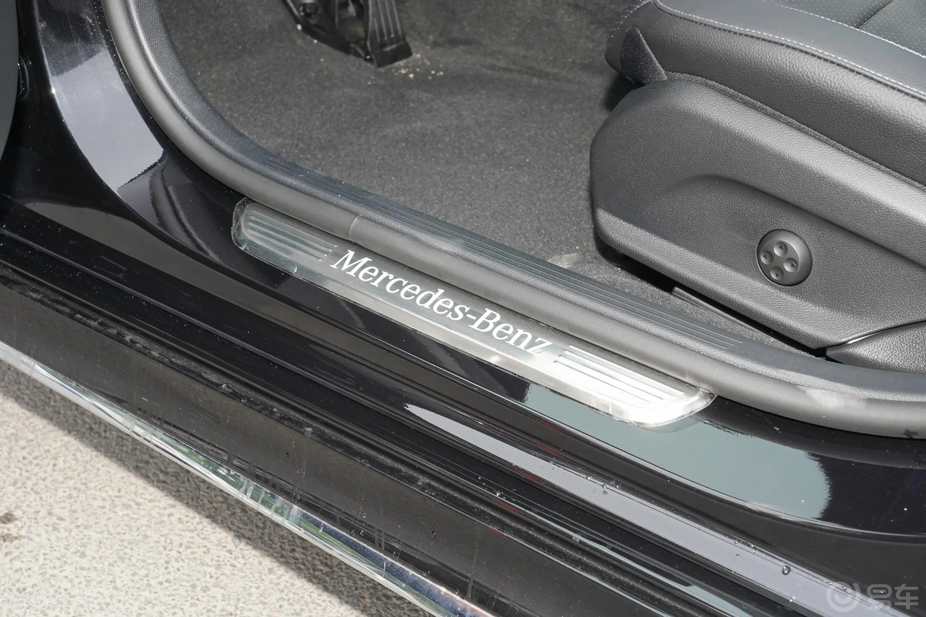 奔驰E级 插电混动改款三 E 350 e L 插电式混合动力运动轿车前排迎宾踏板