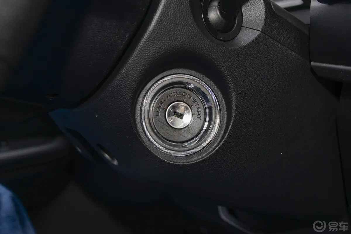 五菱佳辰1.5L 手动畅享舒适型钥匙孔或一键启动按键
