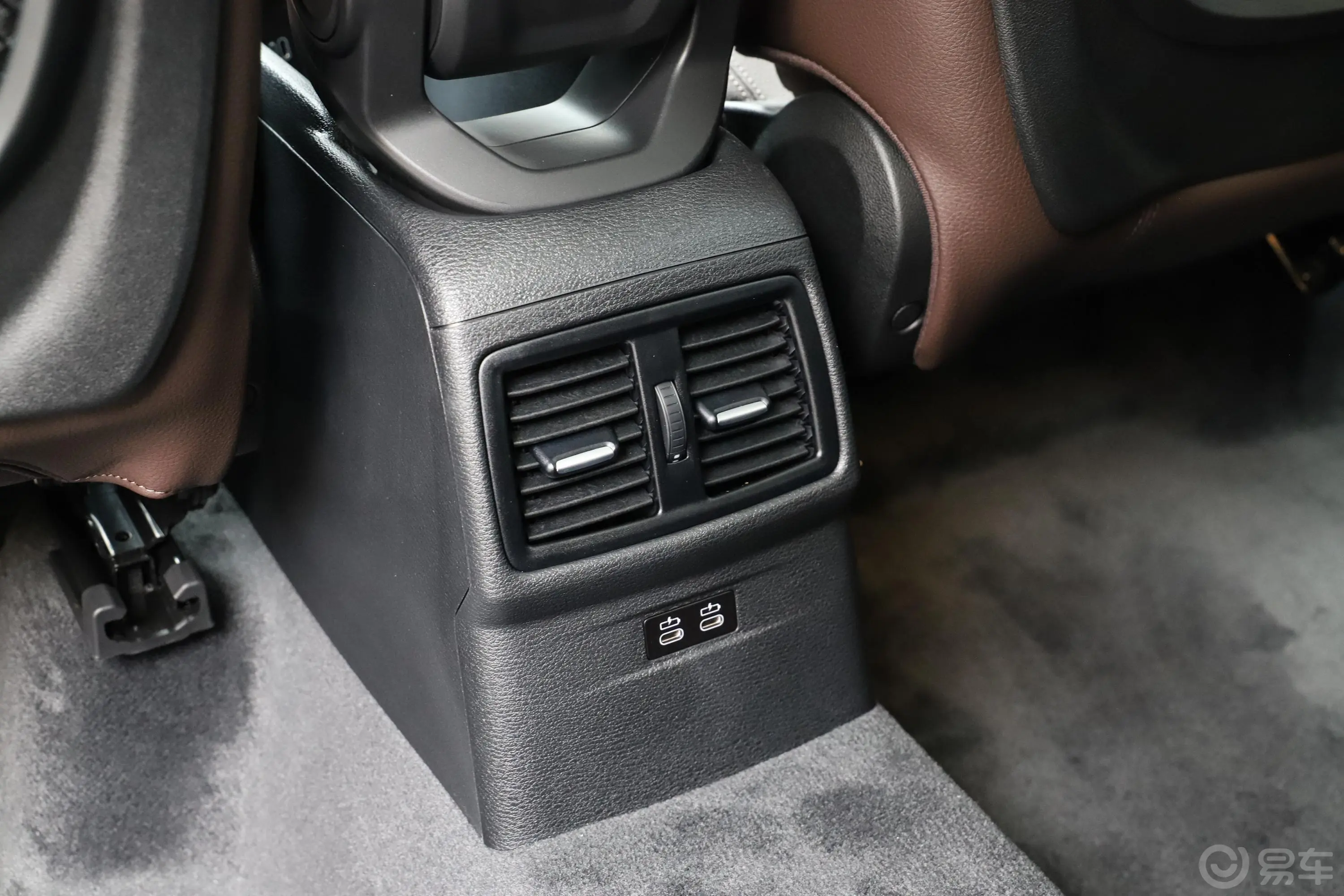 宝马X1改款 xDrive25Li 尊享型后排空调控制键
