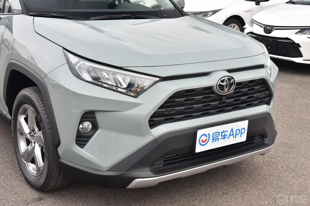 RAV4荣放2.0L CVT两驱风尚PLUS版前格栅侧俯拍