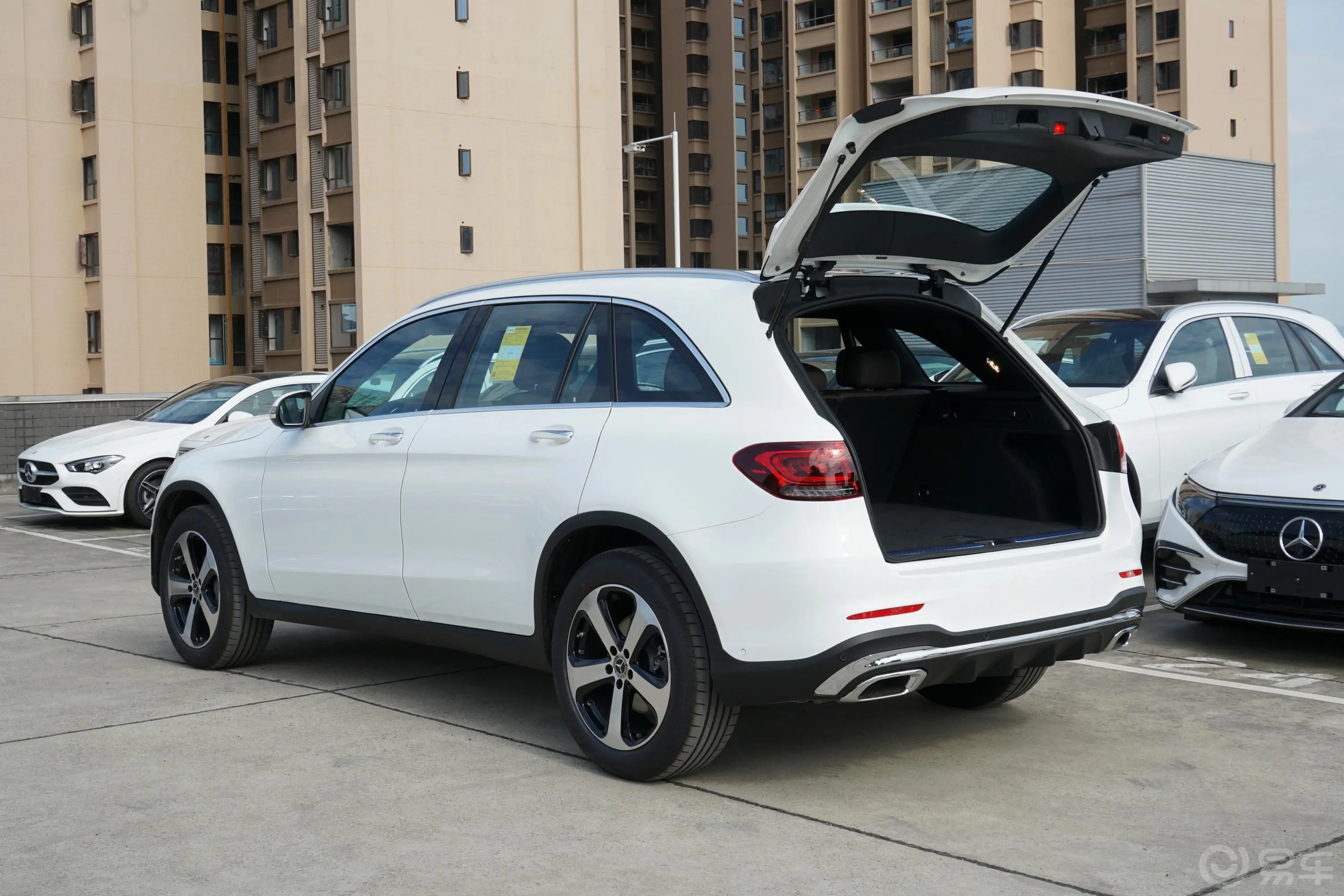 奔驰GLC改款三 GLC 260 L 4MATIC 动感型后备厢开启45度侧拍