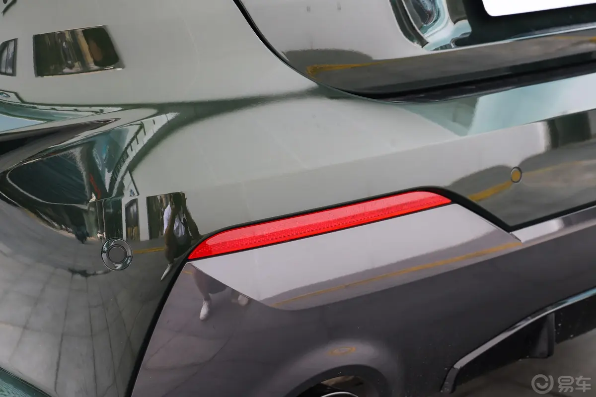 宝马4系改款 敞篷轿跑车 425i M运动曜夜套装外观细节