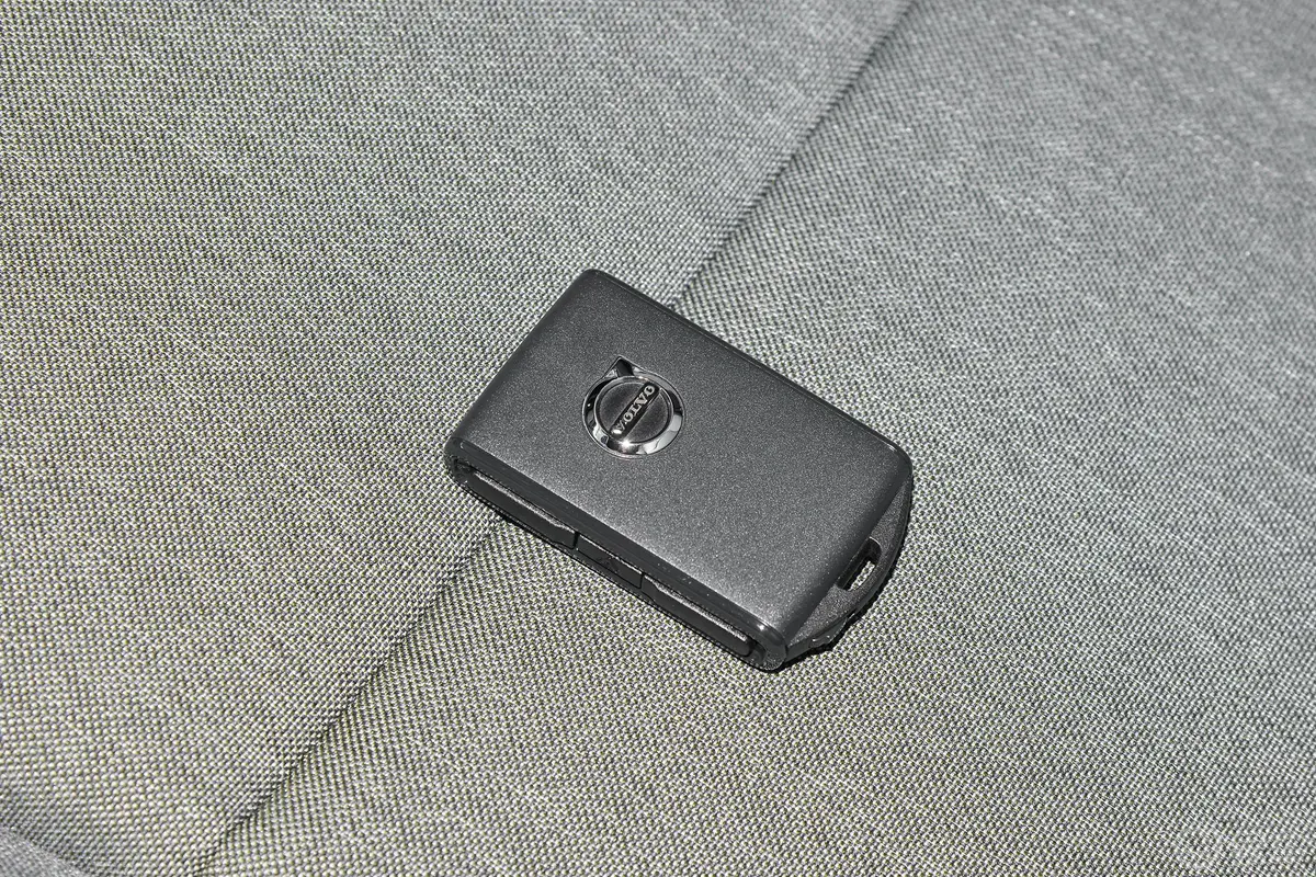 沃尔沃XC40B3 两驱智行时尚版钥匙正面