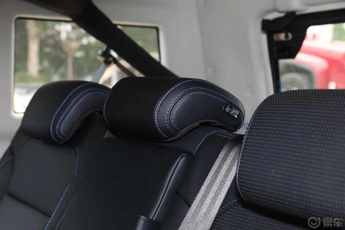 北京越野BJ40刀锋英雄版 2.0T 自动四驱侠客版 柴油后排空间