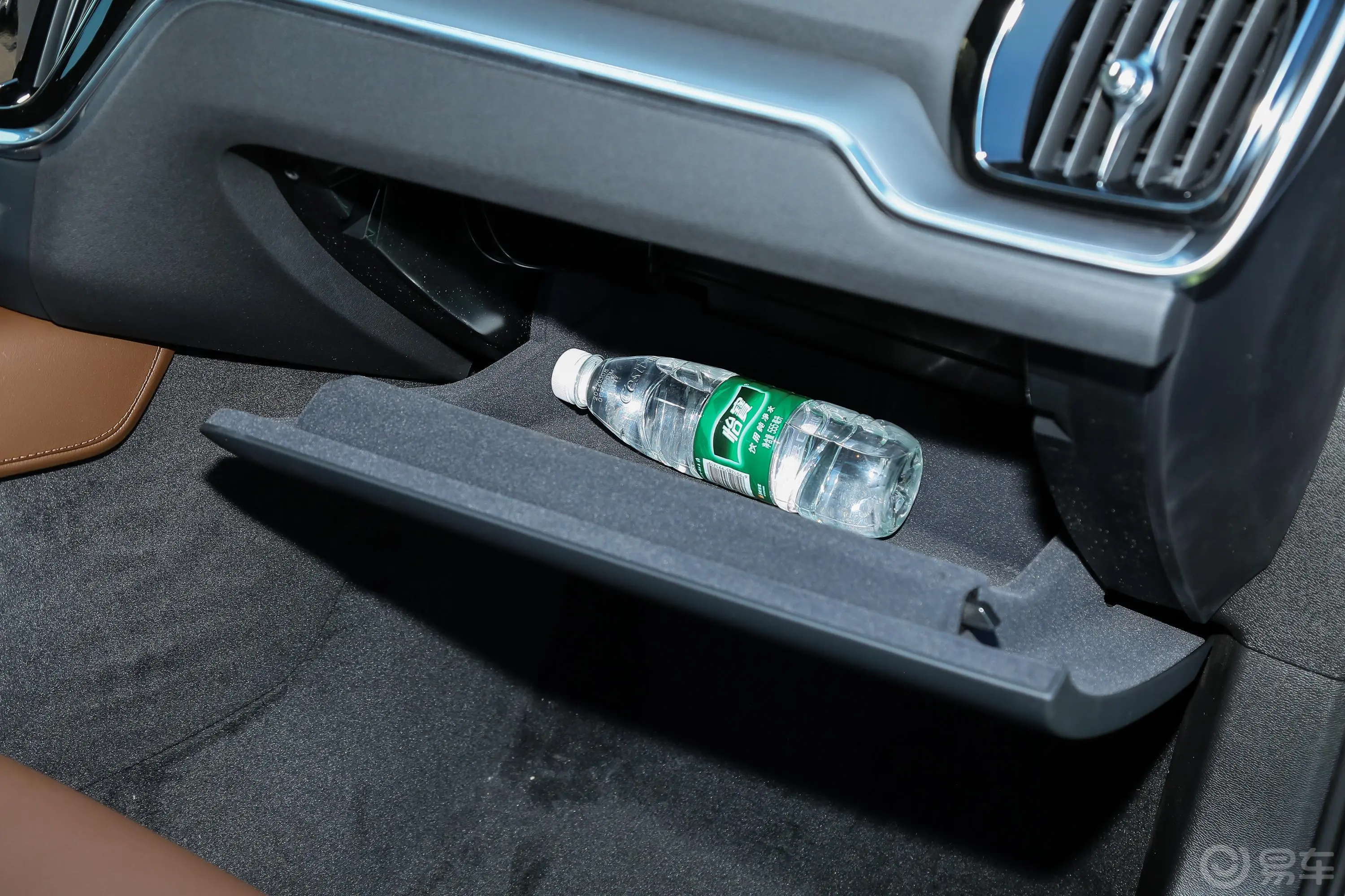 沃尔沃S60新能源改款 T8 四驱智逸豪华版手套箱空间水瓶横置