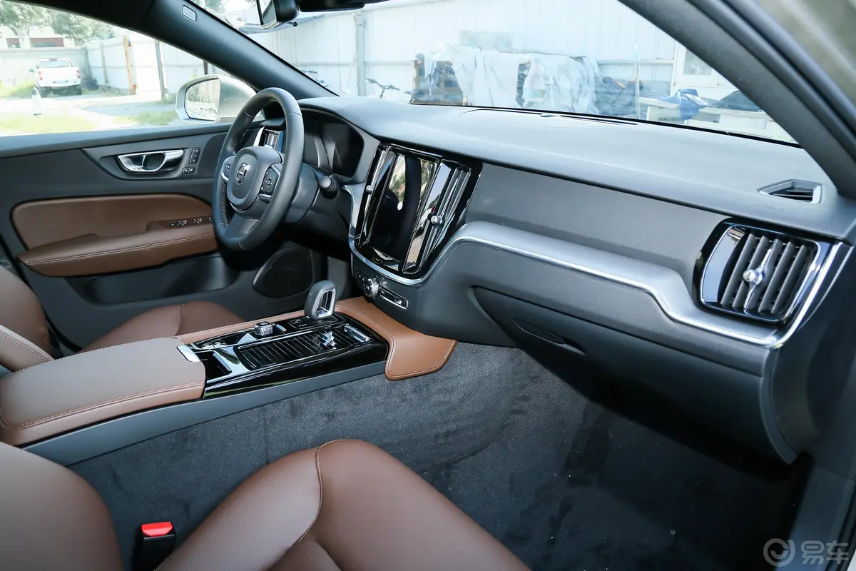 沃尔沃S60新能源改款 T8 四驱智逸豪华版内饰全景副驾驶员方向