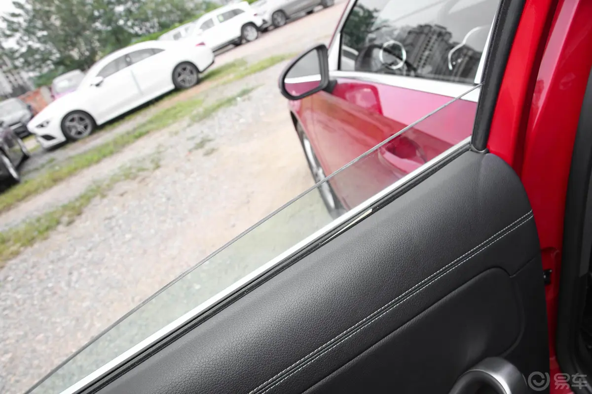 奔驰A级改款 A 180 L 运动轿车后排玻璃材质特写