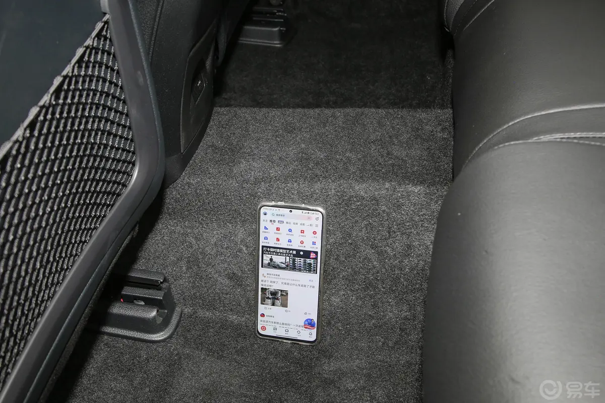 奔驰A级改款 A 180 L 运动轿车后排地板中间位置