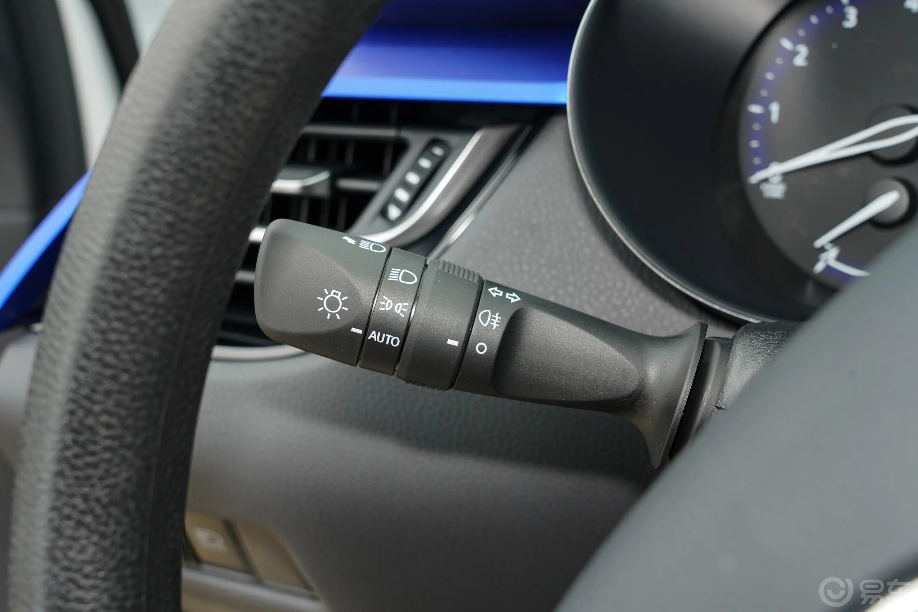 丰田C-HR2.0L 领先版灯光控制区