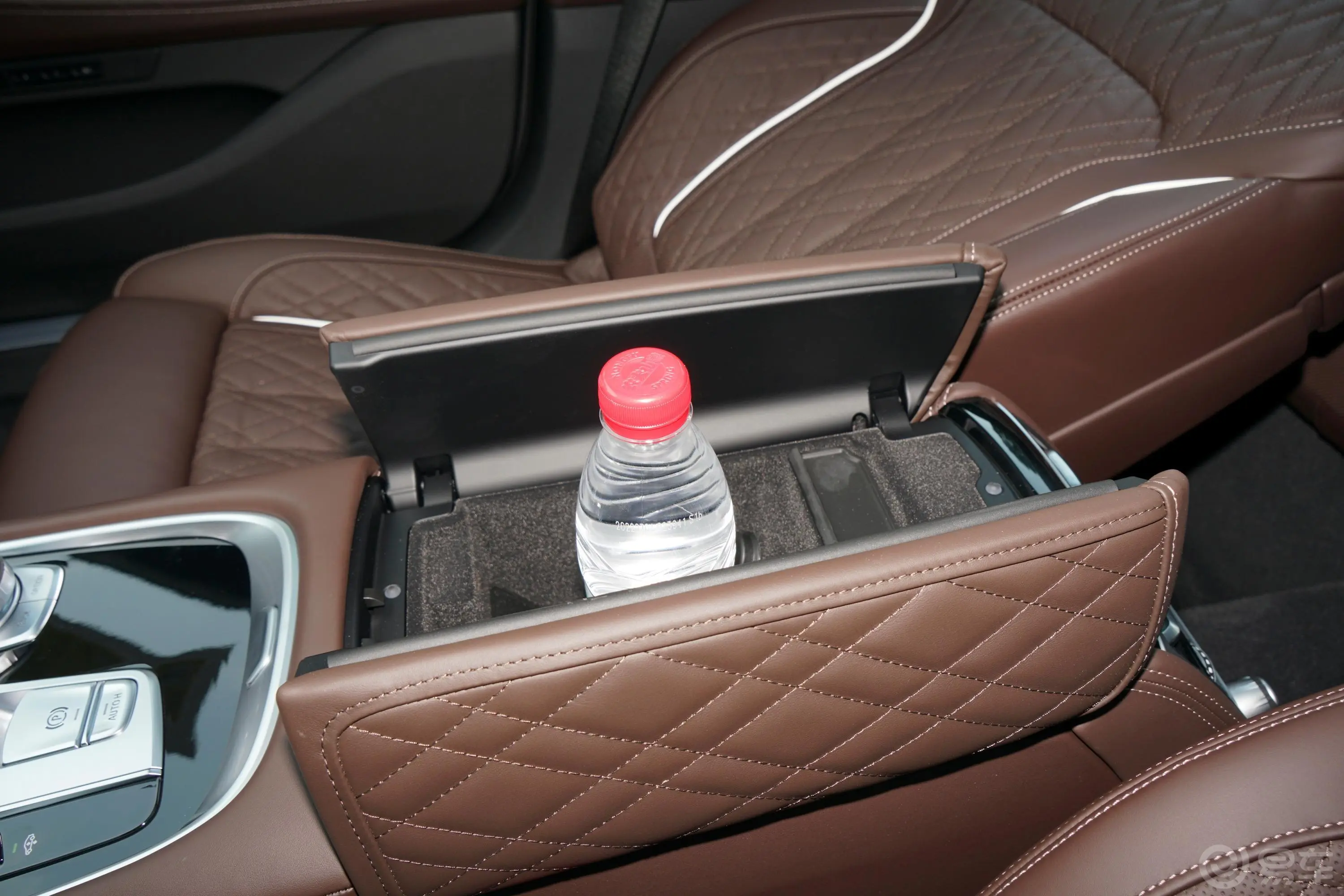 宝马7系740Li xDrive 行政型 豪华套装前排扶手箱储物格