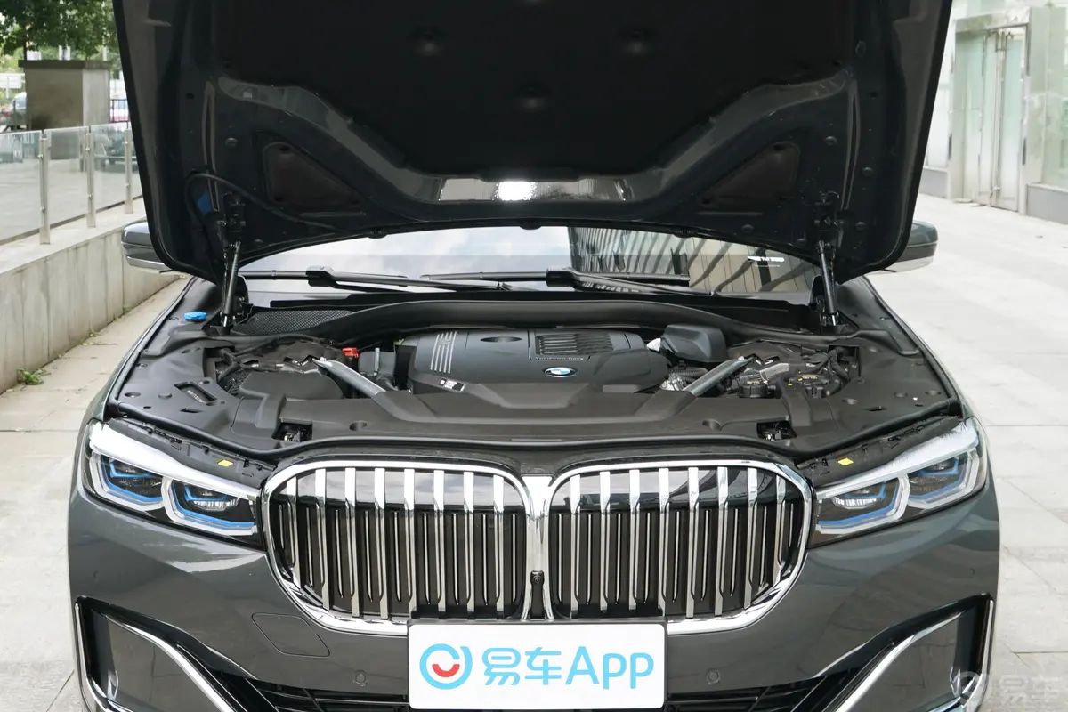 宝马7系740Li xDrive 行政型 豪华套装发动机舱整体