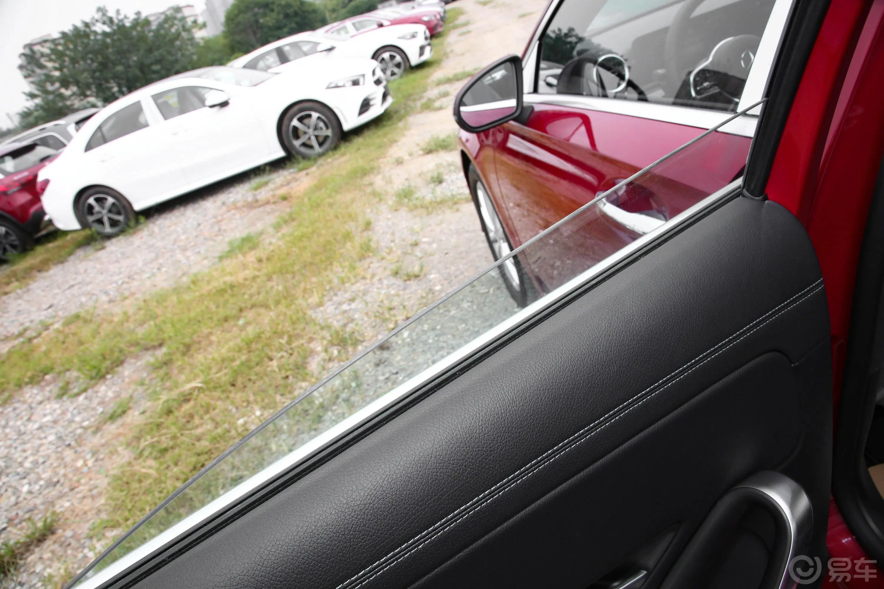 奔驰A级改款 A 200 L 运动轿车动感型后排玻璃材质特写