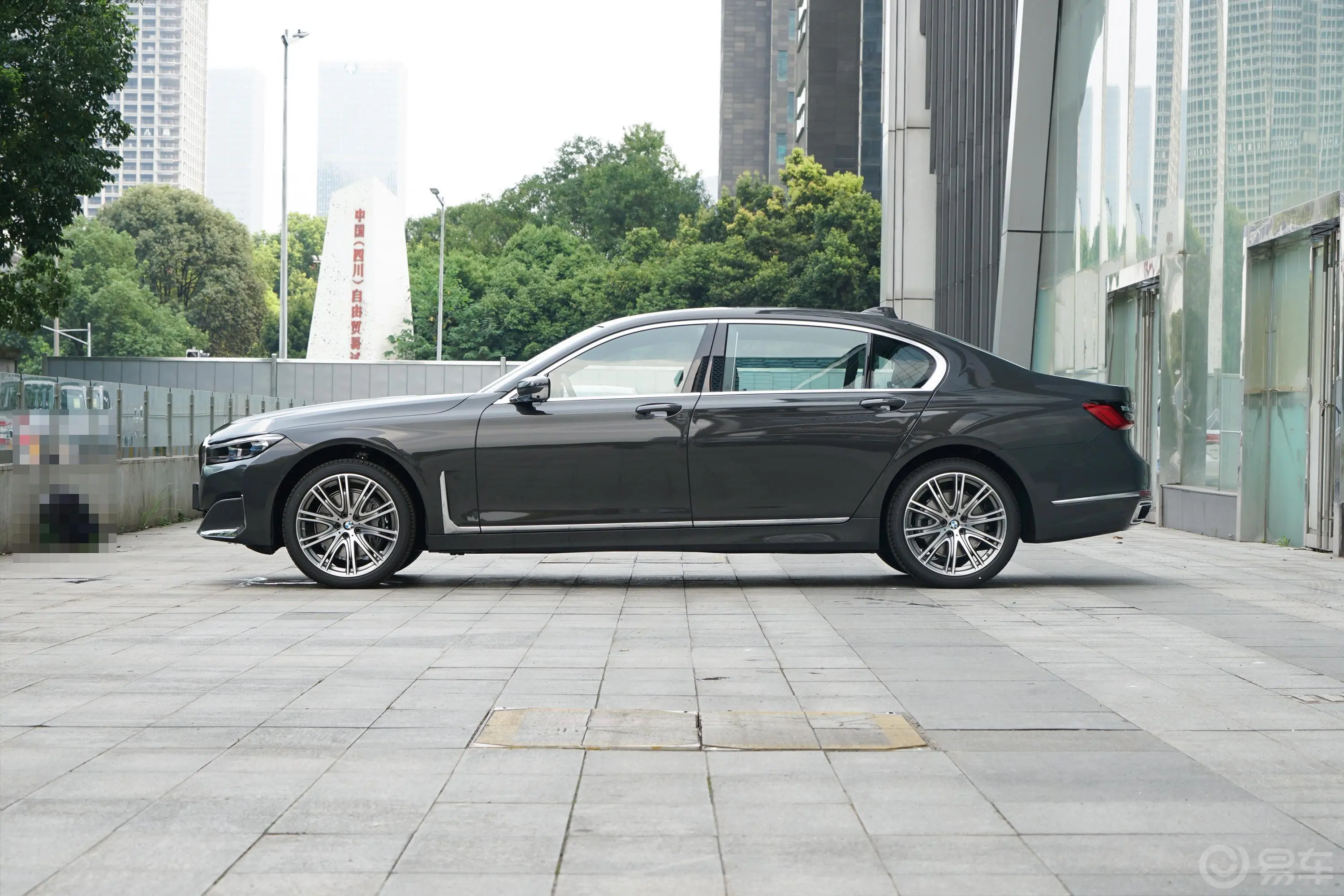 宝马7系740Li xDrive 行政型 豪华套装正侧车头向左水平