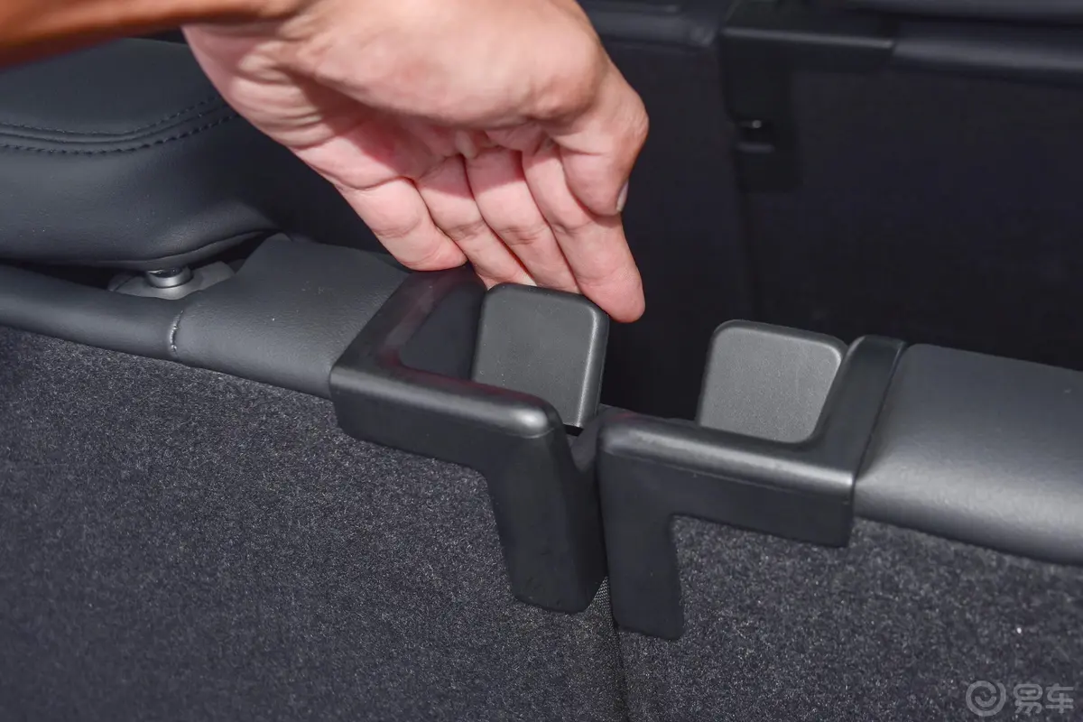 柯迪亚克改款 TSI330 两驱奢享版 7座后备箱内座椅放倒按钮