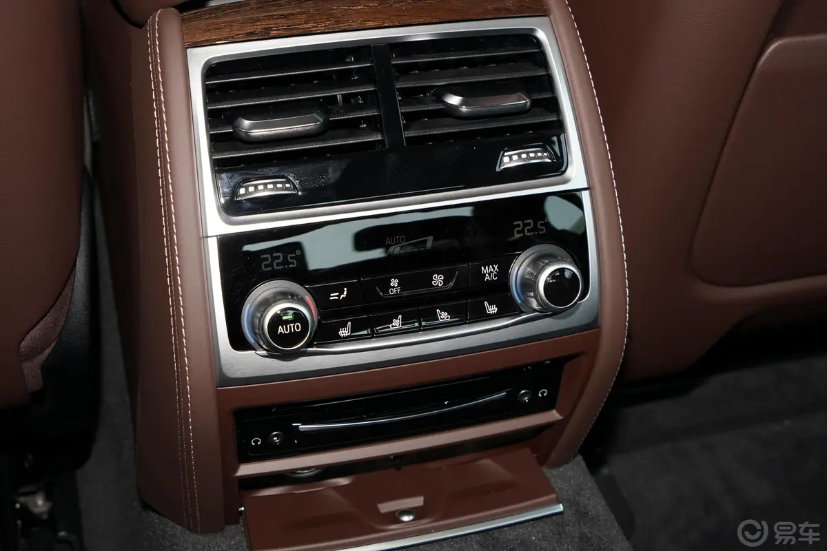 宝马7系740Li 尊享型 豪华套装后排空调控制键