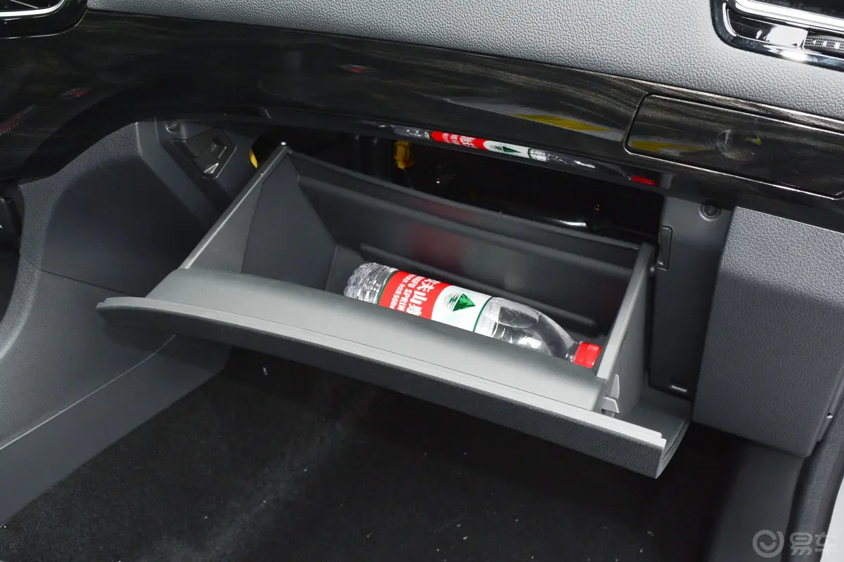 铃拓2.0T 自动 两驱 领耀版 汽油手套箱空间水瓶横置