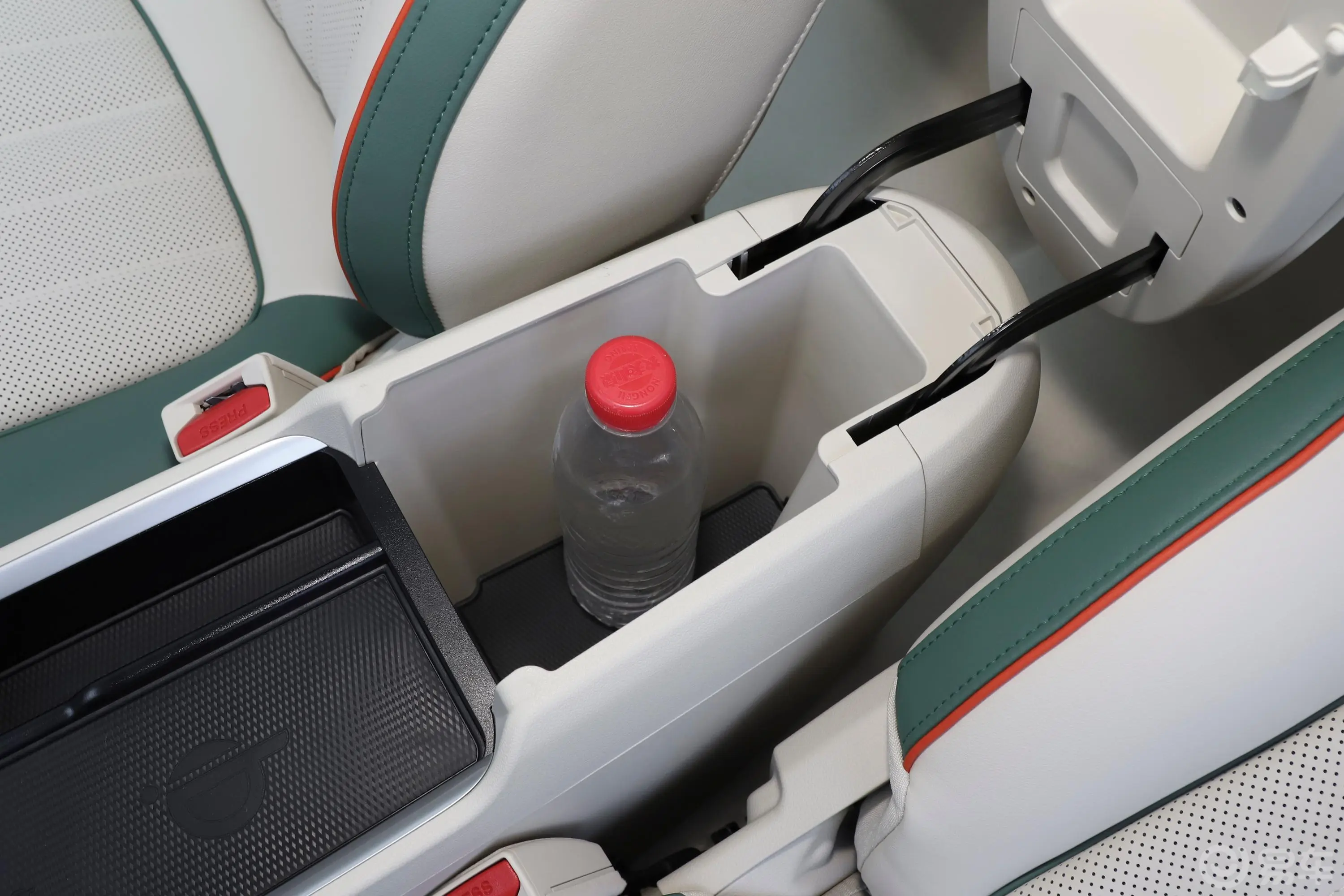 欧拉好猫GT木兰版 401km 标准续航 标准版前排扶手箱储物格