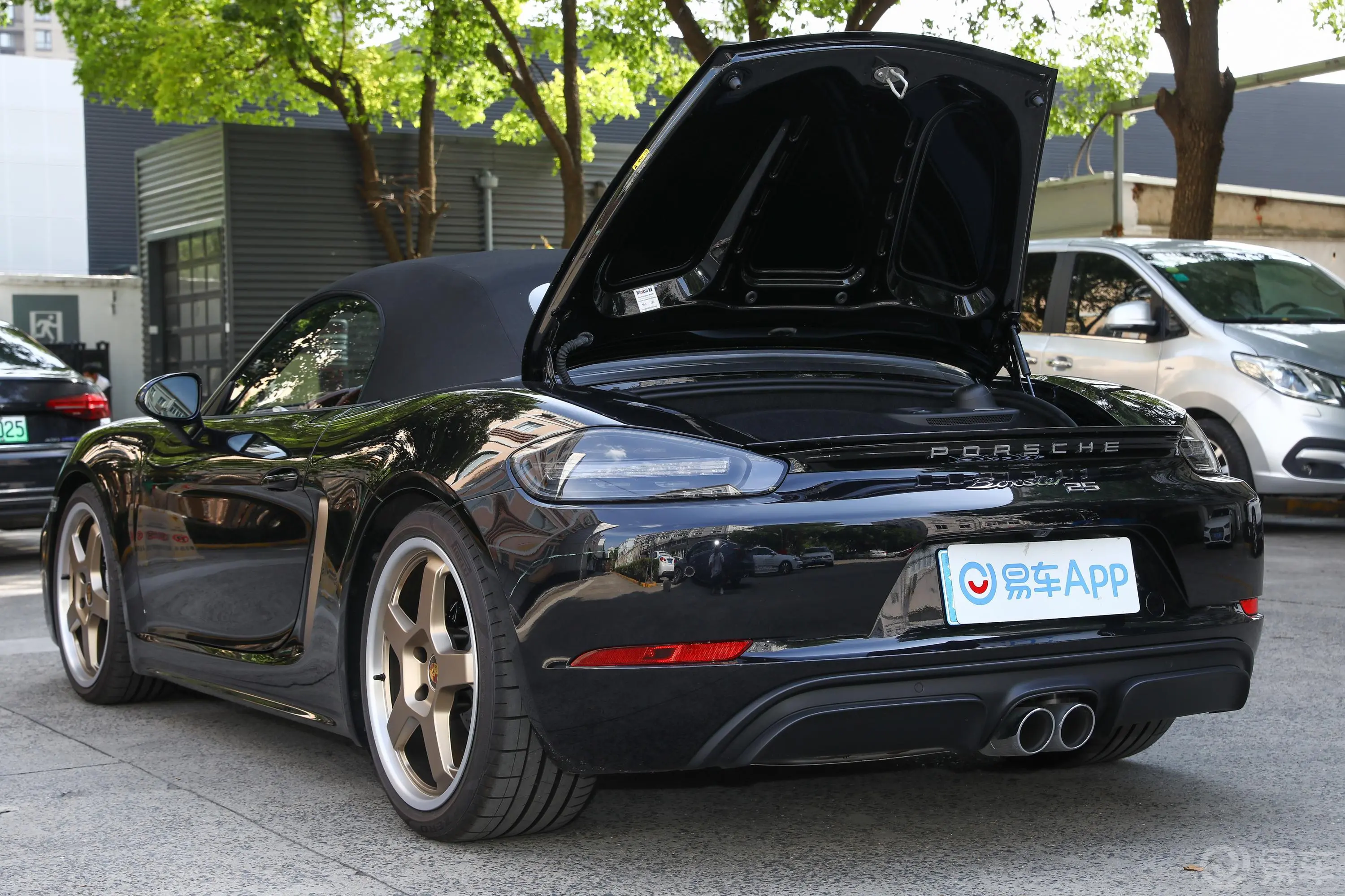 保时捷718Boxster 2.5T 25周年纪念版后备厢开启45度侧拍