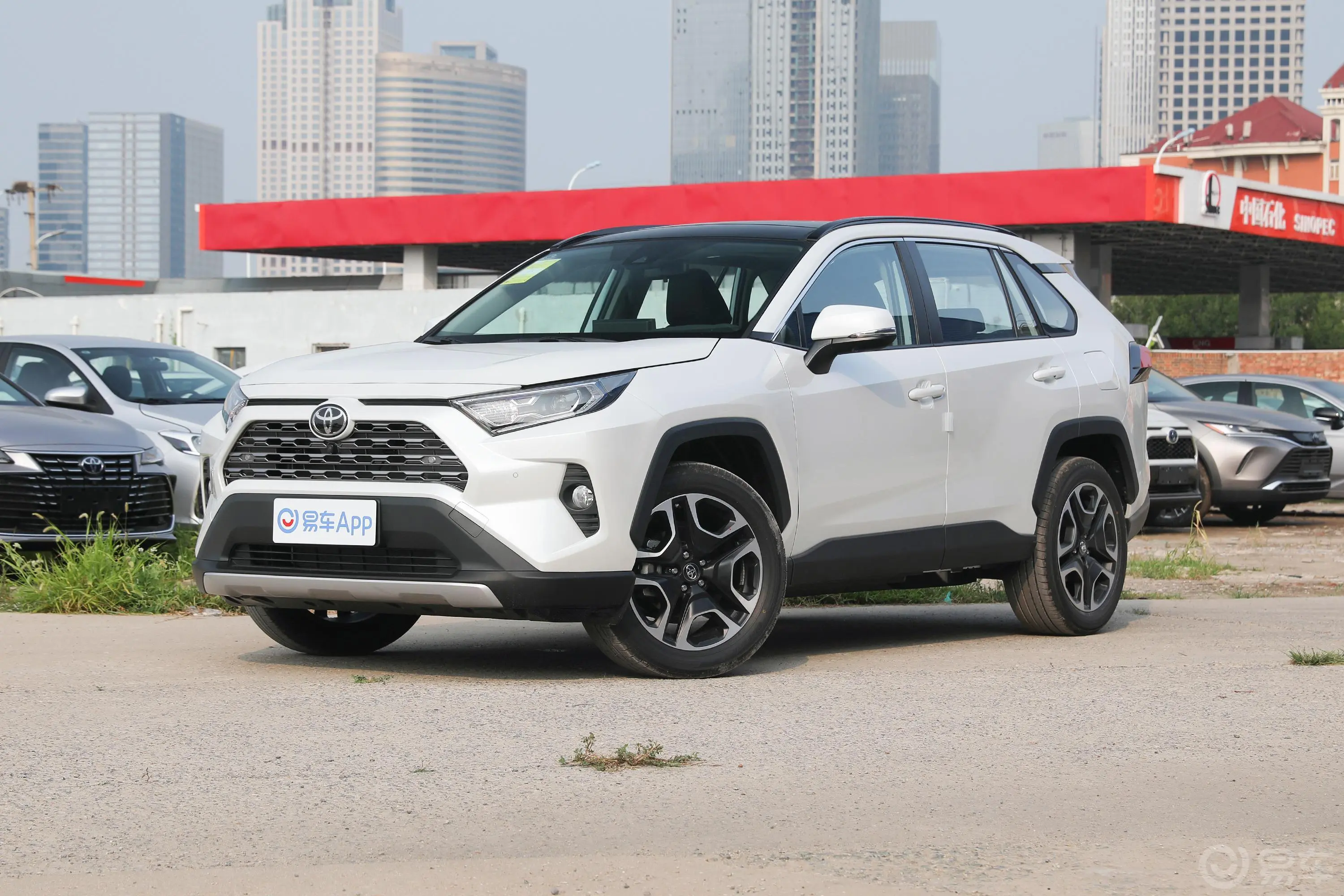 RAV4荣放2.0L CVT两驱尊贵版侧前45度车头向左水平