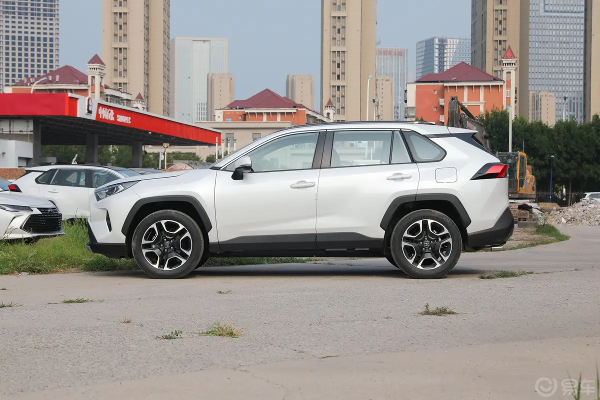 RAV4荣放2.0L CVT两驱尊贵版正侧车头向左水平